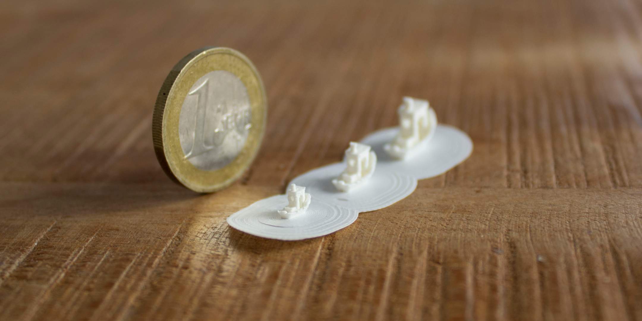 Ultimaker Cura 5.0 - prints alongside a Euro coin for scale