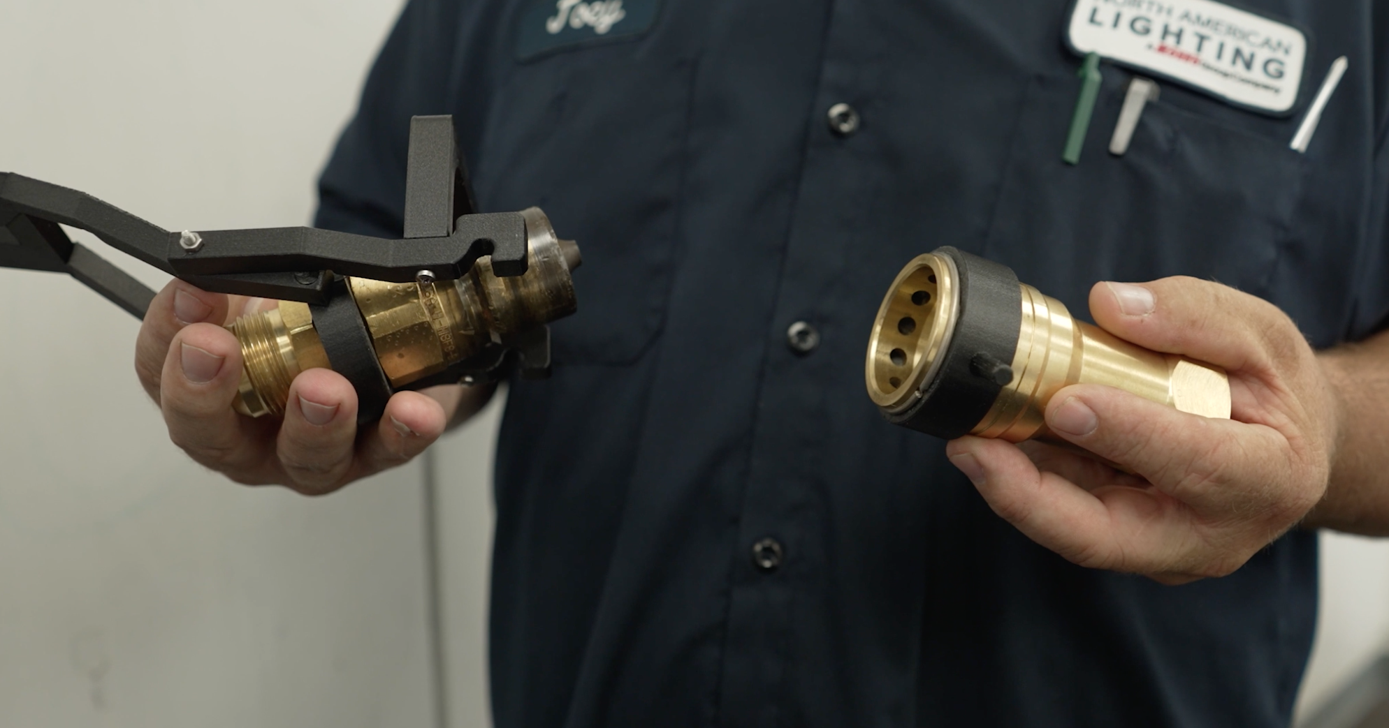 Printed in nylon carbon fiber, the lever holds together the two water fittings with enough resistance that will prevent strain when handling the hose.